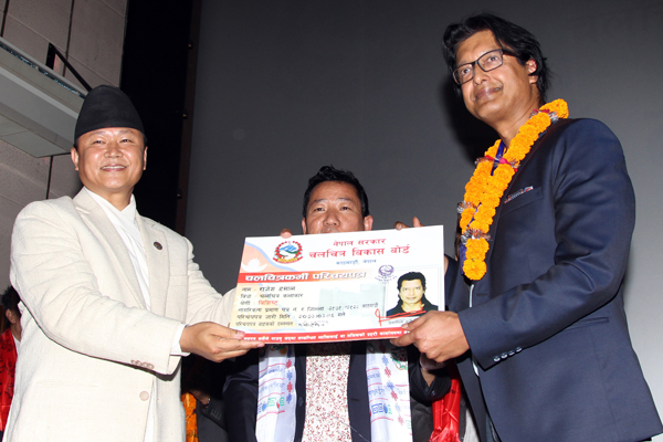 rajesh_hamal_got_bisista_chalchitrakarmi_pramanpatra